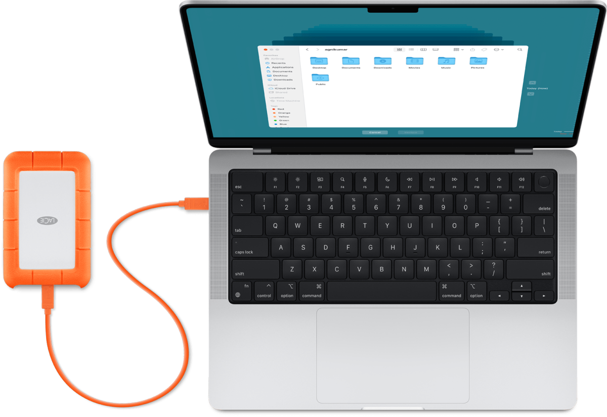 MacBook Pro에 연결된 외장 하드 드라이브.